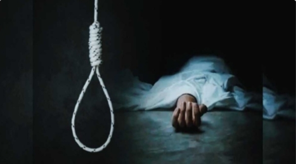 ঝুলন্ত অবস্থায় উদ্ধার এক মহিলার দেহ ঝুলন্ত অবস্থায় উদ্ধার এক মহিলার দেহ