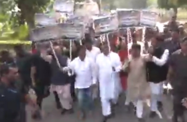 মেসির অনুষ্ঠানে বিশৃঙ্খলার ঘটনায় বিজেপির প্রতিবাদ, নেতৃত্বে শুভেন্দু মেসির অনুষ্ঠানে বিশৃঙ্খলার ঘটনায় বিজেপির প্রতিবাদ, নেতৃত্বে শুভেন্দু