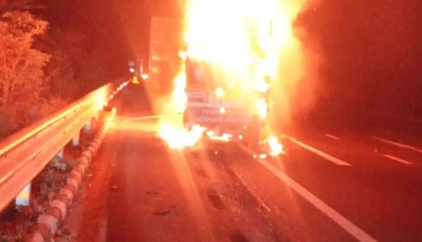 আলওয়ারে পিক আপ ভ্যানের সঙ্গে একাধিক গাড়ির ধাক্কা, ঝলসে মৃত ৩ আলওয়ারে পিক আপ ভ্যানের সঙ্গে একাধিক গাড়ির ধাক্কা, ঝলসে মৃত ৩