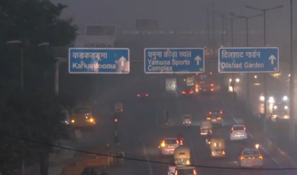 বায়ুদূষণে জেরবার দিল্লি, একিউআই ৩০০-র ঊর্ধ্বেই বায়ুদূষণে জেরবার দিল্লি, একিউআই ৩০০-র ঊর্ধ্বেই