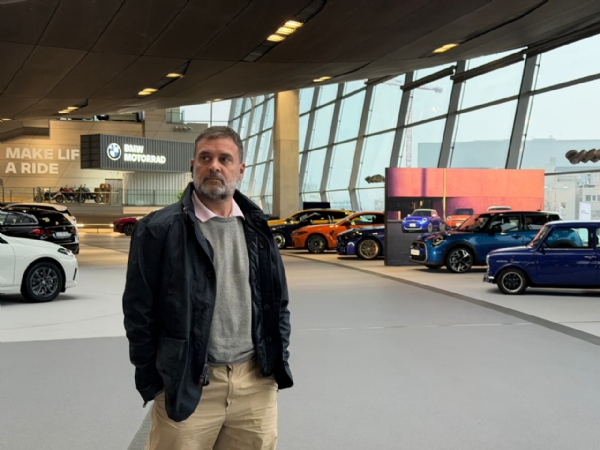 মিউনিখে বিএমডব্লিউ কারখানা পরিদর্শন রাহুলের