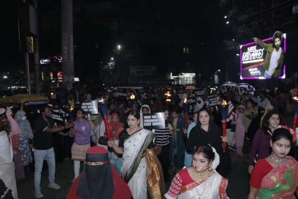 কলকাতায় প্রতিবাদ মিছিলে সামিল মহিলারাও কলকাতায় প্রতিবাদ মিছিলে সামিল মহিলারাও