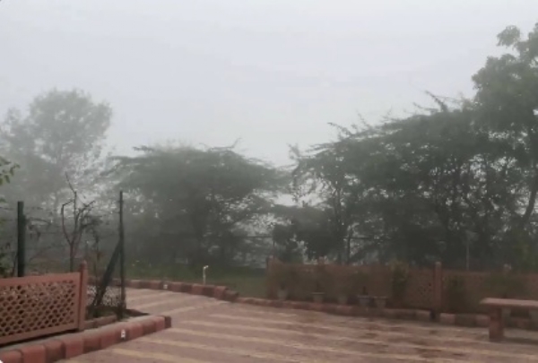 ফের কুয়াশায় অদৃশ্য তাজমহল, শীতে কাঁপছে উত্তর প্রদেশ ফের কুয়াশায় অদৃশ্য তাজমহল, শীতে কাঁপছে উত্তর প্রদেশ