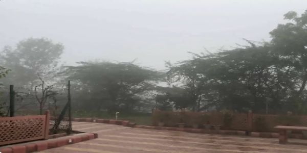 ফের কুয়াশায় অদৃশ্য তাজমহল, শীতে কাঁপছে উত্তর প্রদেশ