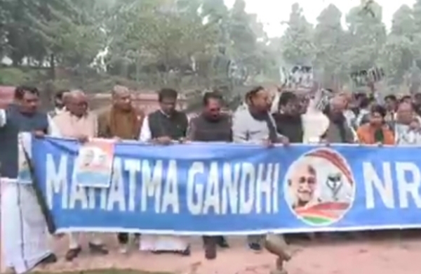 ‘মনরেগা’ প্রকল্পের নাম পরিবর্তন নিয়ে সংসদ চত্বরে বিক্ষোভ ‘মনরেগা’ প্রকল্পের নাম পরিবর্তন নিয়ে সংসদ চত্বরে বিক্ষোভ