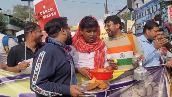 শিক্ষকরা চপ মুড়ি বিক্রি শিক্ষকরা চপ মুড়ি বিক্রি