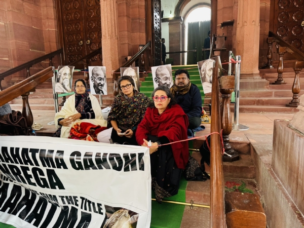 রাতভর ধরনায় তৃণমূল সাংসদরা রাতভর ধরনায় তৃণমূল সাংসদরা