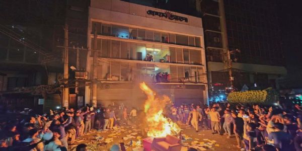 ওসমান হাদির মৃত্যুর রোষে জ্বলল বাংলাদেশের প্রথম আলোর দফতর