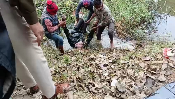 মৃতদেহ পুকুরে