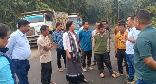 রাস্তা পরিদর্শনে বিধায়িকা রাস্তা পরিদর্শনে বিধায়িকা