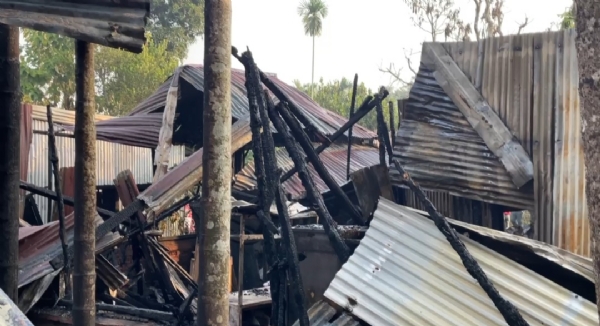 আগুনে পুড়ল বাড়ি ও দোকান আগুনে পুড়ল বাড়ি ও দোকান
