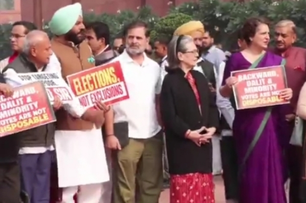 শীতকালীন অধিবেশনের দ্বিতীয় দিন, এসআইআর ইস্যুতে সংসদ চত্বরে ধর্না বিরোধীদের