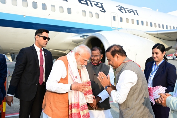 বিমানবন্দরে প্রধানমন্ত্রীকে স্বাগত জানাচ্ছেন রাজ্যপাল লক্ষ্মণপ্রসাদ আচার্য, মুখ্যমন্ত্রী ড. হিমন্তবিশ্ব শর্মা প্রমুখ বিমানবন্দরে প্রধানমন্ত্রীকে স্বাগত জানাচ্ছেন রাজ্যপাল লক্ষ্মণপ্রসাদ আচার্য, মুখ্যমন্ত্রী ড. হিমন্তবিশ্ব শর্মা প্রমুখ