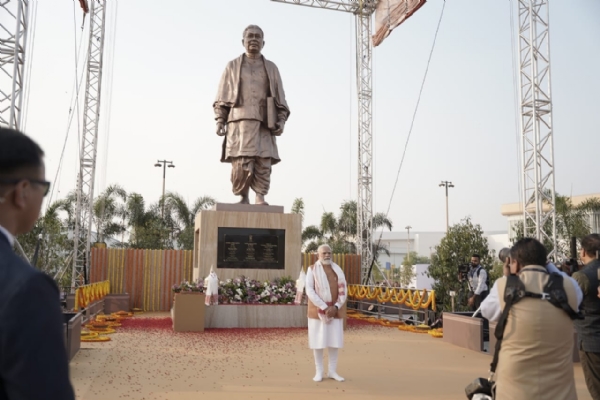 গোপীনাথ বরদলৈয়ের ৮০ ফুট উঁচু পূর্ণায়ব মূর্তি উন্মোচন করে প্রধানমন্ত্রী মোদী