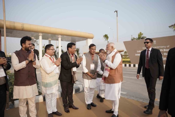 অনুষ্ঠানস্থলে রাজ্যপাল, মুখ্যমন্ত্রী, কেন্দ্রীয় তিন মন্ত্রী, বিজেপির প্রদেশ সভাপতির সঙ্গে কুশল বিনিময় প্রধানমন্ত্রীর