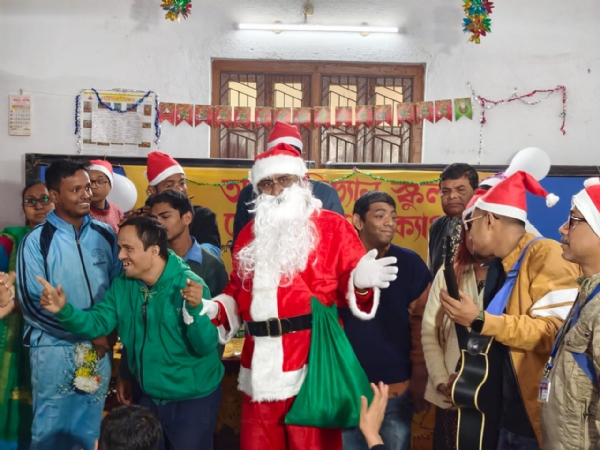 হুগলির চন্ডীতলায় শান্তা ক্লজ রূপী