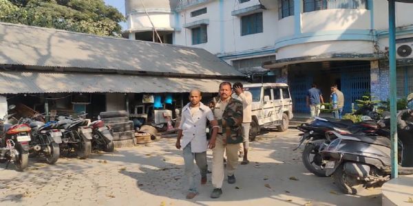 বাস টার্মিনাসে দুষ্কৃতির ছক ভেস্তে দিল পুলিশ, হাতেনাতে গ্রেফতার ৬