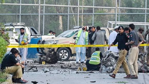 পাক সেনাঘাঁটিতে আত্মঘাতী হামলা