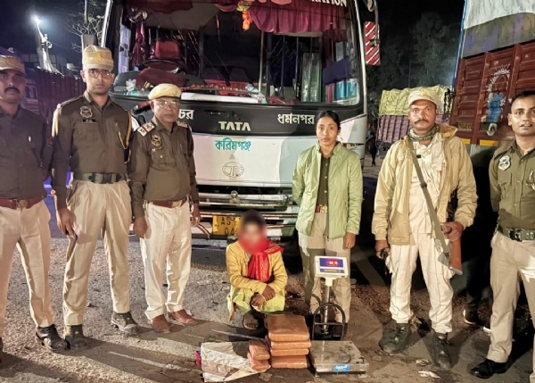 যাত্রীবাহী বাস থে‌কে নি‌ষিদ্ধ গাঁজা সহ গ্রেফতার ম‌হিলা