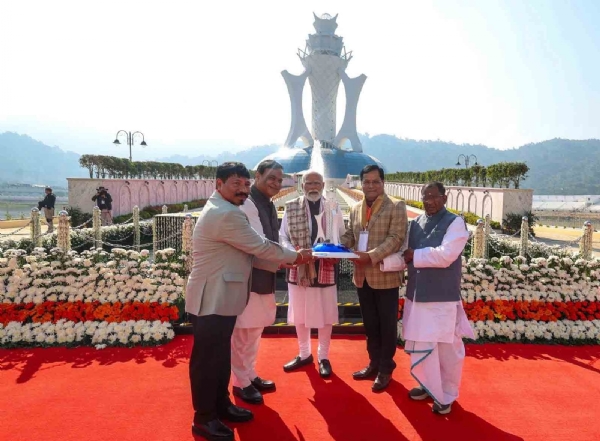 শহিদ স্মারক ক্ষেত্রের স্মারক উপহার প্রদান