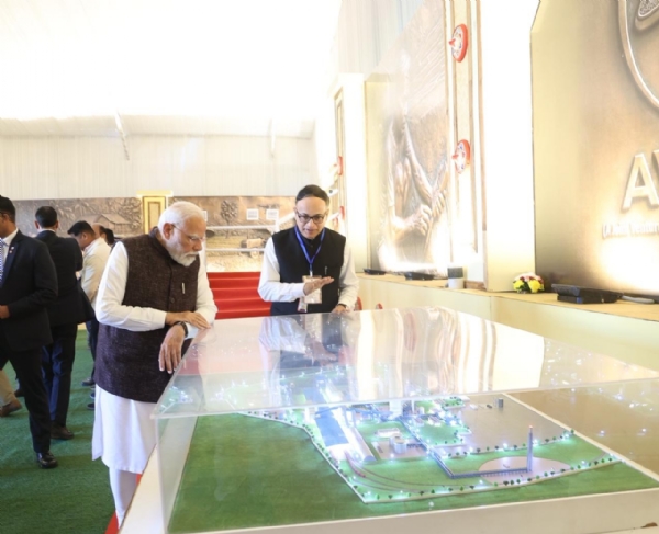 প্রস্তাবিত অ্যামোনিয়া-ইউরিয়া সার উৎপাদন প্ল্যান্টের ডেমো দেখছেন মোদী