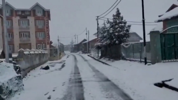 উপত্যকায় তুষারপাত