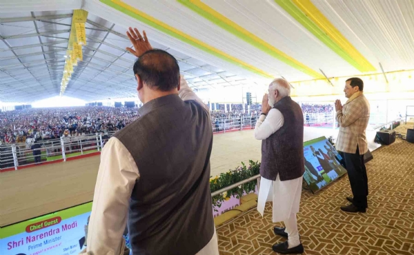 সমাবেশমঞ্চে প্রধানমন্ত্রী মোদী, মুখ্যমন্ত্রী হিমন্তবিশ্ব শর্মা এবং কেন্দ্রীয় মন্ত্ৰী সর্বানন্দ সনোয়াল