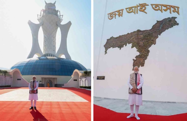 স্মারক স্তম্ভের নীচে প্রধানমন্ত্রী