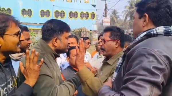 অটল বিহারি বাজপায়ির মূর্তি বসানোয় বাধা পুলিশের,  রাজবাঁধে বিজেপির অবস্থান বিক্ষোভ, উত্তেজনা