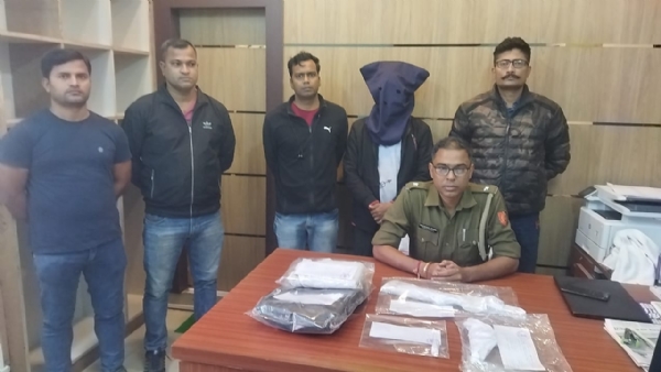 জয়নগরে পুলিশের কাছে বাজেয়াপ্ত অস্ত্র সম্ভার