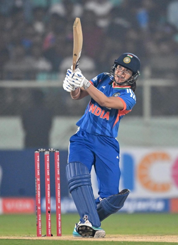 মহিলাদের টি-টোয়েন্টিতে ৪০০০ রান করা প্রথম ভারতীয় হলেন স্মৃতি মান্ধানা