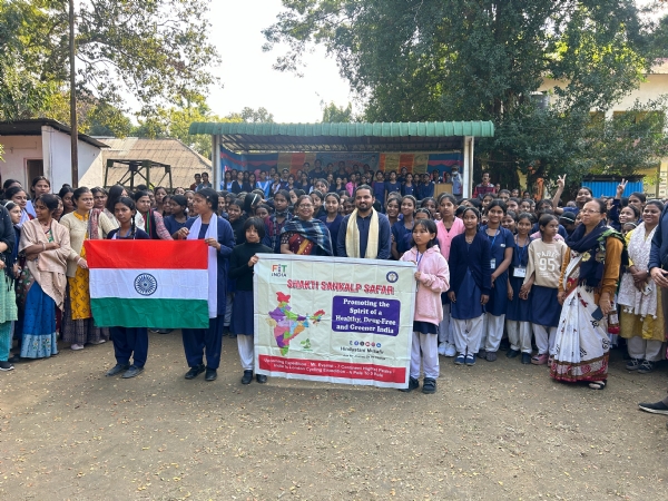 ছাত্রছাত্রীর সঙ্গে সাইক্লিস্ট ও পরিবেশকর্মী পাপ্পু রাম চৌধুরী