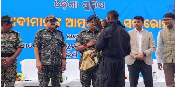 ওড়িশায় অস্ত্র-সহ ২২ মাওবাদীর আত্মসমর্পণ
