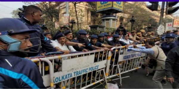 বাংলাদেশে দীপুচন্দ্র দাসের হত্যাকাণ্ডের প্রতিবাদ কলকাতায়, লাঠিচার্জ পুলিশের