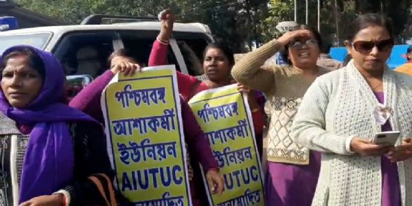 মাসিক বেতনসহ আট দফা দাবিতে কর্মবিরতি, রানাঘাট আদালতের সামনে বিক্ষোভ আশা কর্মীদের