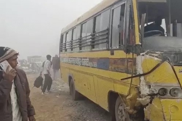 দৃশ্যমানতা কম থাকায় স্কুল বাস–অ্যাম্বুলেন্সের সংঘর্ষে চালকের মৃত্যু দৃশ্যমানতা কম থাকায় স্কুল বাস–অ্যাম্বুলেন্সের সংঘর্ষে চালকের মৃত্যু