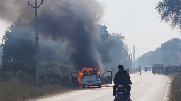 মথুরায় চলন্ত গাড়িতে অগ্নিকাণ্ড, অল্পের জন্য বড় দুর্ঘটনা এড়াল মথুরায় চলন্ত গাড়িতে অগ্নিকাণ্ড, অল্পের জন্য বড় দুর্ঘটনা এড়াল