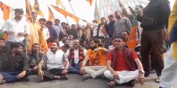 “ন্যায়বিচার না হলে আন্দোলন থামবে না”—বাংলাদেশ ইস্যুতে হাওড়া ব্রিজ ঘিরে তীব্র প্রতিবাদ, পুলিশের সঙ্গে ধস্তাধস্তি