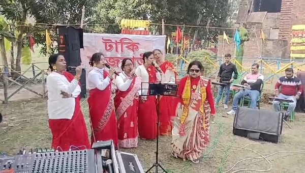 পর্যটক ভিড়