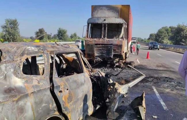 গাড়ি–বাণিজ্যিক যানের সংঘর্ষে তিন যুবকের মর্মান্তিক মৃত্যু