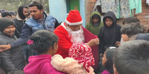 বড়দিনের সকালে দুর্গাপুরে সান্তা রূপে রাজ্যের মন্ত্রী প্রদীপ মজুমদার