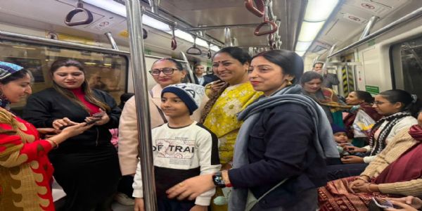 অটল বিহারী বাজপেয়ীর জন্মদিনে দিল্লি মেট্রোয় সফর মুখ্যমন্ত্রী রেখা গুপ্তার