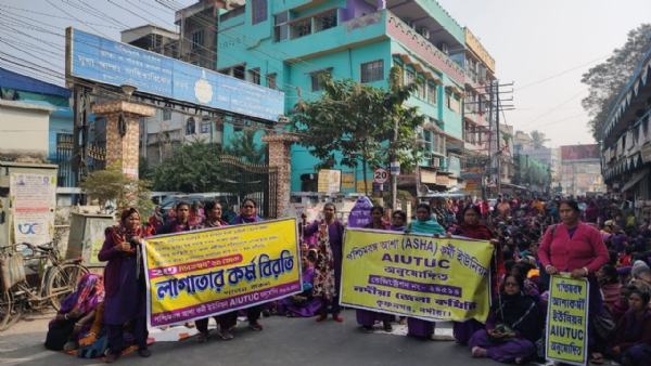 বিধ্বংসী অগ্নিকাণ্ডের ঘটনায় দুটি ট্রলার ভস্মীভূত