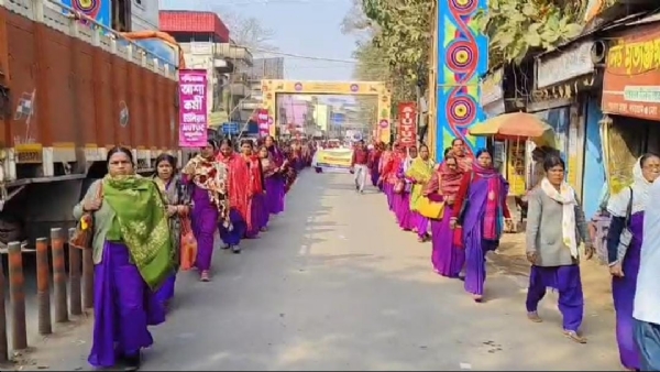 সরকারি ছুটি, সব ধরনের ভাতা নিশ্চিতকরন ও মাসিক বেতন পনেরো হাজার টাকা সহ একধিক দাবি দাওয়া নিয়ে সাময়িক রাস্তা অবরোধ করে বিক্ষোভ দেখান জেলার আশা কর্মীরা সরকারি ছুটি, সব ধরনের ভাতা নিশ্চিতকরন ও মাসিক বেতন পনেরো হাজার টাকা সহ একধিক দাবি দাওয়া নিয়ে সাময়িক রাস্তা অবরোধ করে বিক্ষোভ দেখান জেলার আশা কর্মীরা