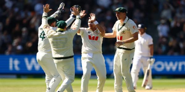 মেলবোর্ন টেস্ট: ইংল্যান্ডকে ১১০ রানে অল আউট করে ৪২ রানের লিড নিল অস্ট্রেলিয়া