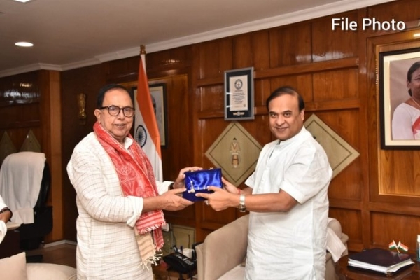 ত্রিপুরা বিধানসভার অধ্যক্ষ বিশ্ববন্ধু সেনের হাতে উপহার তুলে দিচ্ছেন অসমের মুখ্যমন্ত্রী ড. হিমন্তবিশ্ব   শর্মা