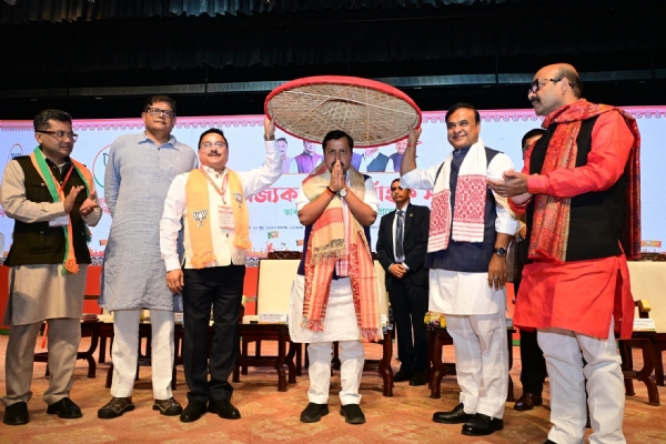 অধিবেশনে নীতিন নবীনকে ঝাঁপি পরিয়ে সংবর্ধনা জানানোর দৃশ্য