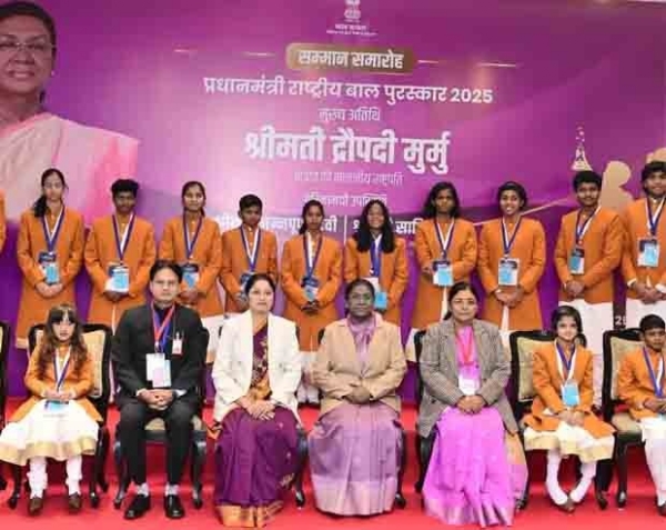 জাতীয় পুরস্কারপ্ৰাপ্ত দেশের অন্য শিশুদের সঙ্গে রাষ্ট্রপতি