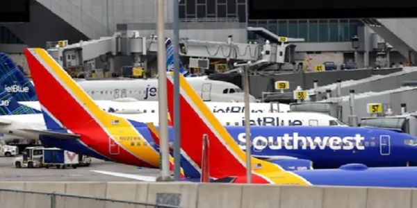 আমেরিকায় তীব্র তুষারঝড় ‘ডেভিন’-এর দাপটে ১১০০ উড়ান বাতিল