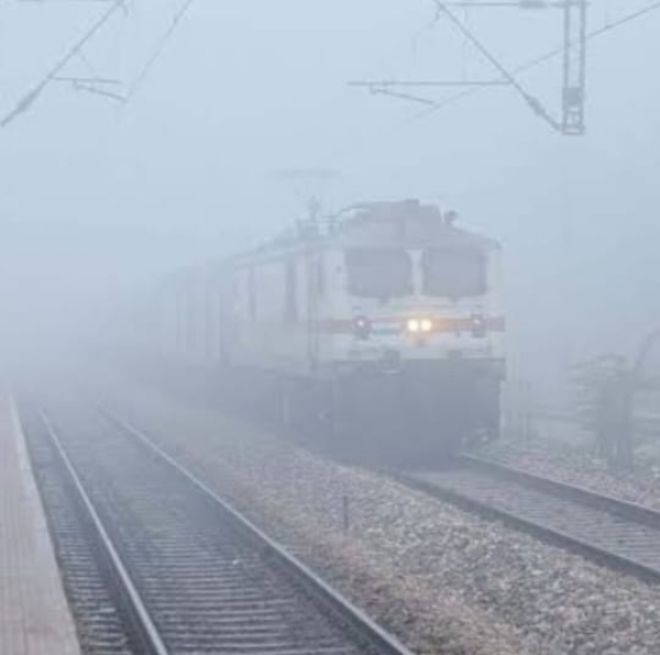 ঘন কুয়াশায় ব্যাহত রেল পরিষেবা, ভোগান্তিতে যাত্রীরা